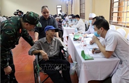 Quân y hai nước Việt - Trung khám bệnh cho nhân dân biên giới