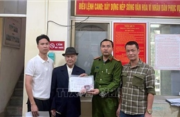 Ông lão 82 tuổi nhận lại giấy tờ, tài sản đánh rơi sau khi đi khám bệnh